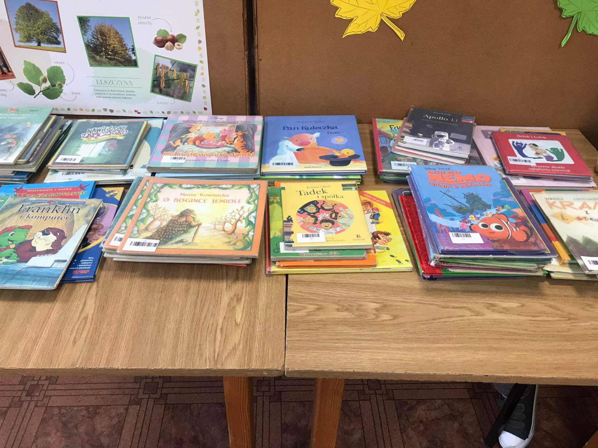 Klasa 1a z pierwszą wizytą w szkolnej bibliotece 📗📙📘Uczniowie mogą już wypożyczać książki. - Obrazek 4