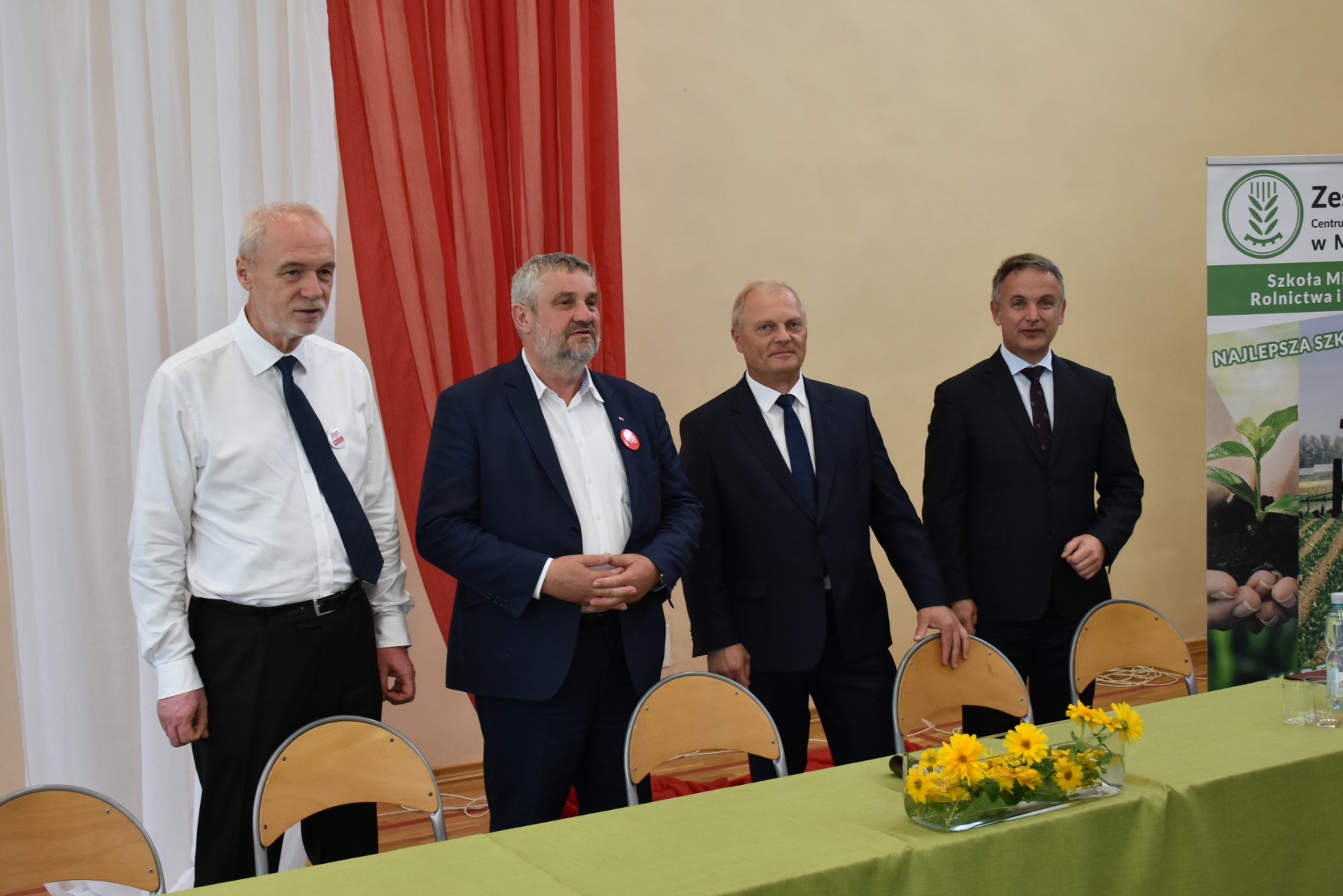 Minister Jan Krzysztof Ardanowski odwiedził Zespół Szkół w Marianowie - Obrazek 1