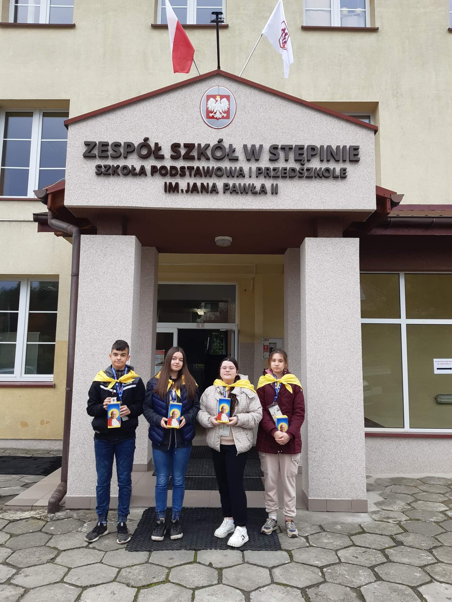 Wolontariusze Fundacji Dzieło Nowego  Tysiąclecia z ZS w Stępinie  dołączyli do kwesty na rzecz potrzebujących - Obrazek 2