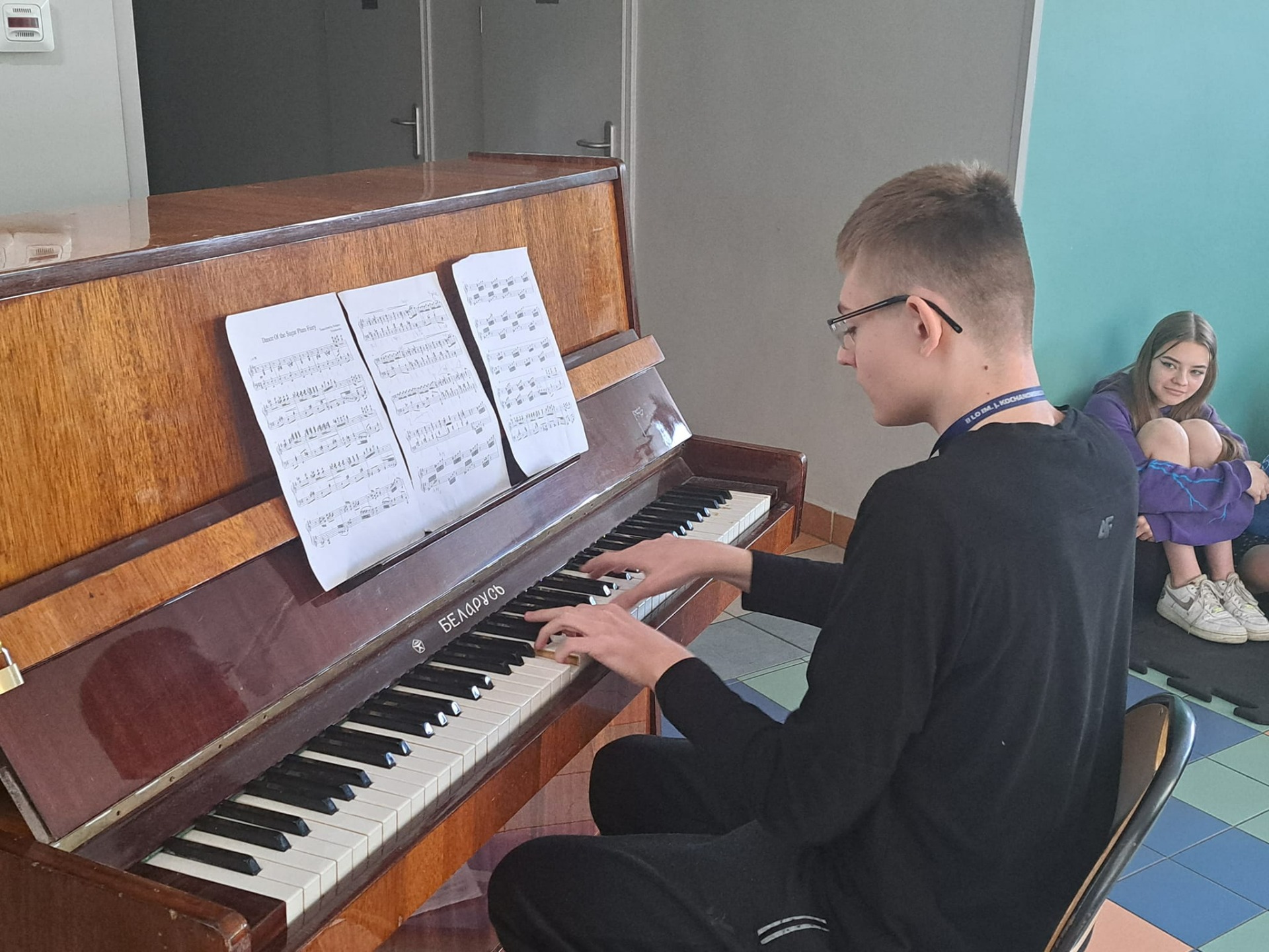 Uczeń grający na pianinie