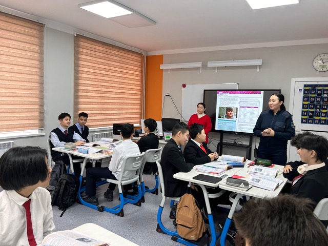 Ыстық полиция қызметкері Лиза Энн қара алаяқты бұрмалады