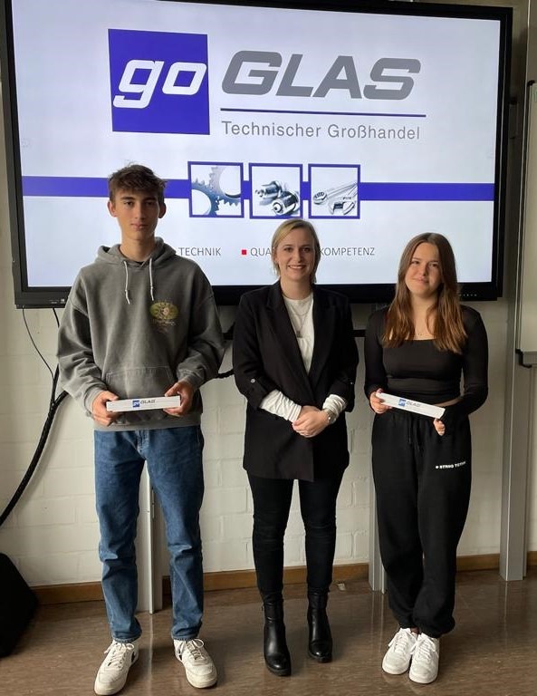Die Klassensprecher der 10M Sarah Eder und Jakob Mautner bedanken sich bei Anja Klich von der Otto Glas Handels-GmbH. - Foto: Gruber
