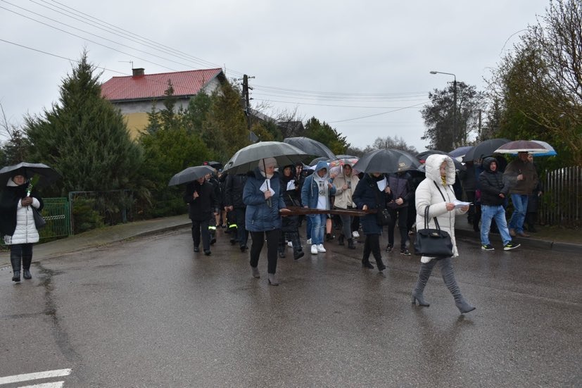 Uczestnicy Drogi Krzyżowej idą ulicami Lubotynia
