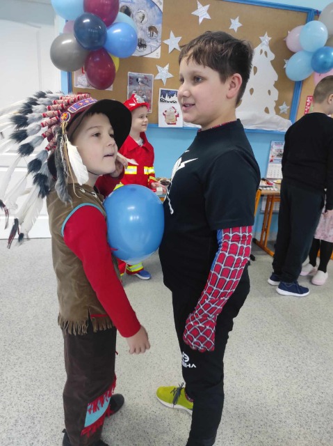 Dwójka uczniów bawi się balonem