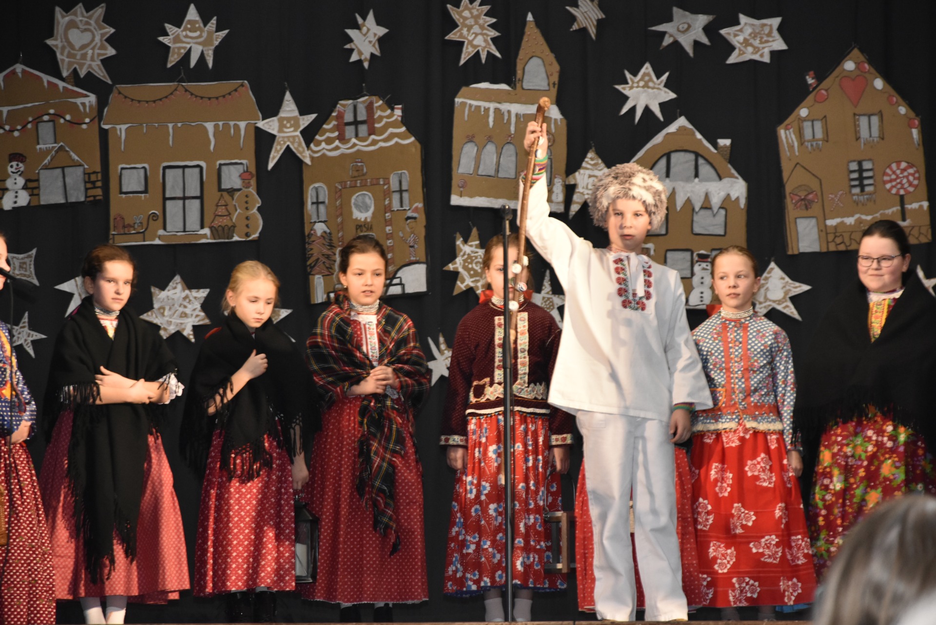 Vianočná besiedka ožila čarovným programom Detského folklórneho súboru Sliačanček  - Obrázok 3