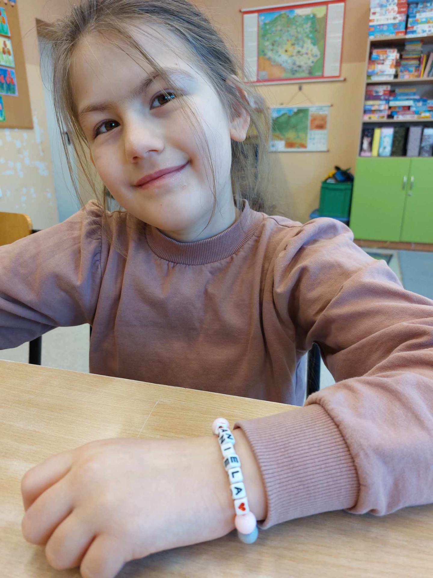 Dziewczynka prezentuje bransoletkę ze swoim imieniem