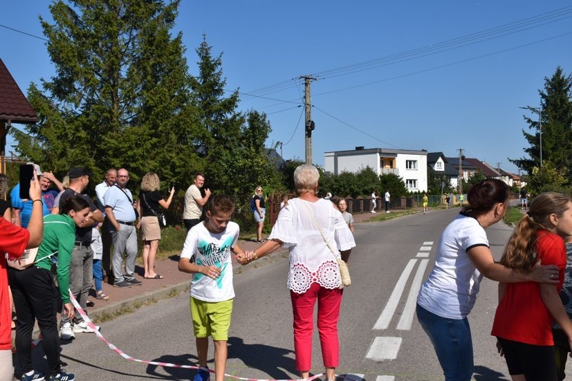 Uczestnicy Wielopokoleniowego Biegu Niepodległej biegną ulicami Lubotynia