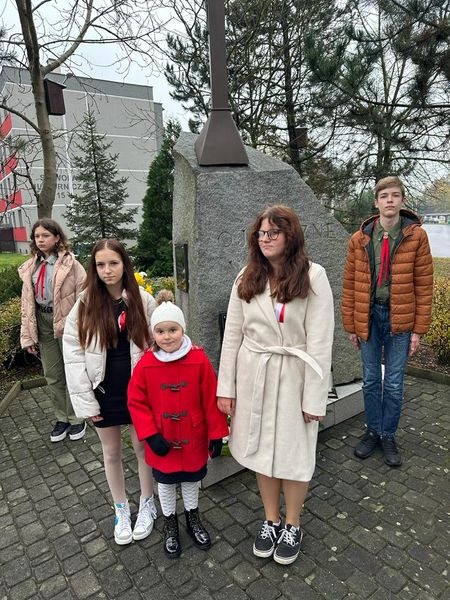 W Święto Niepodległości delegacja naszej szkoły złożyła kwiaty przy Pomniku Powstańców Śląskich w Woli