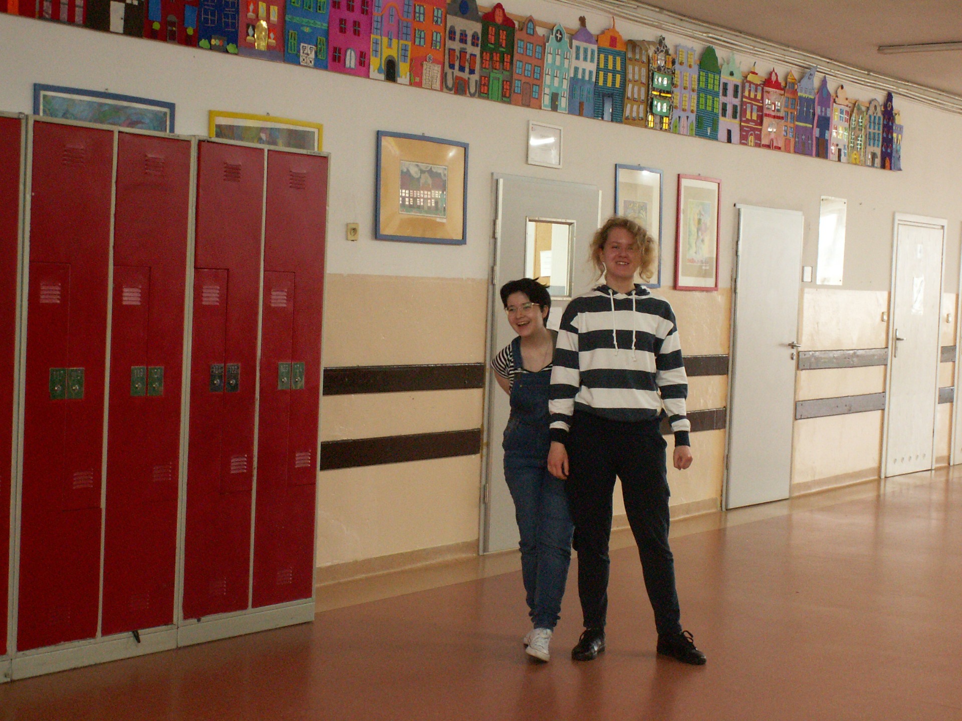 Uczniowie na korytarzu szkolnym. Rozdanie nagród.