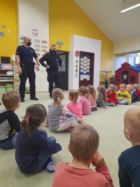 Policjanci z wizytą w przedszkolu w Nasutowie - Obrazek 4
