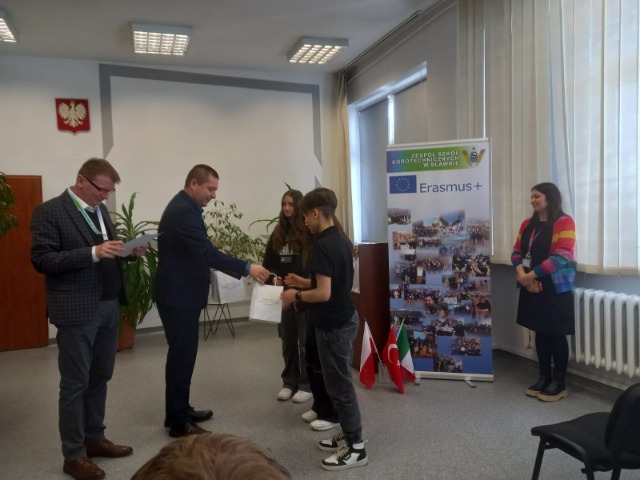 Uczniowie i nauczyciele podczas wręczenia nagród -III miejsce w 13 Powiatowym Konkursie Matematycznym Szkół Podstawowych. 