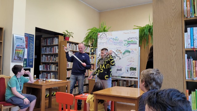 Pan Wojciech Caber wraz z uczniem klas5 prezentuje broń.