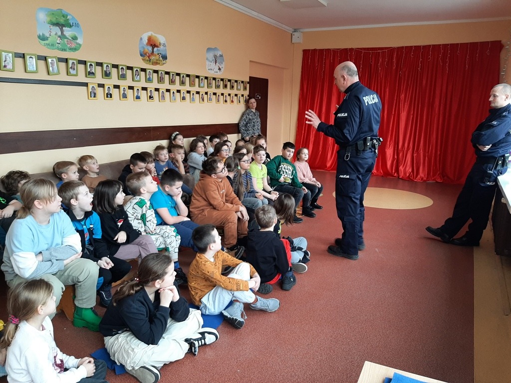Bezpieczne ferie - spotkania z policjantami u Maluchów - Obrazek 4