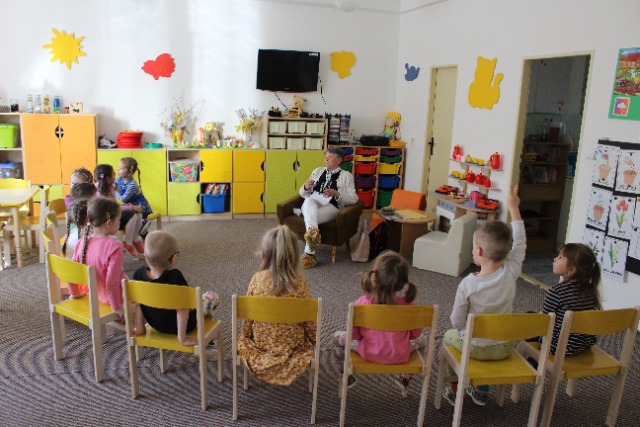 Čítanie s členkami Jednoty dôchodcov Prakovce pri príležitosti Dňa detskej knihy - Obrázok 3