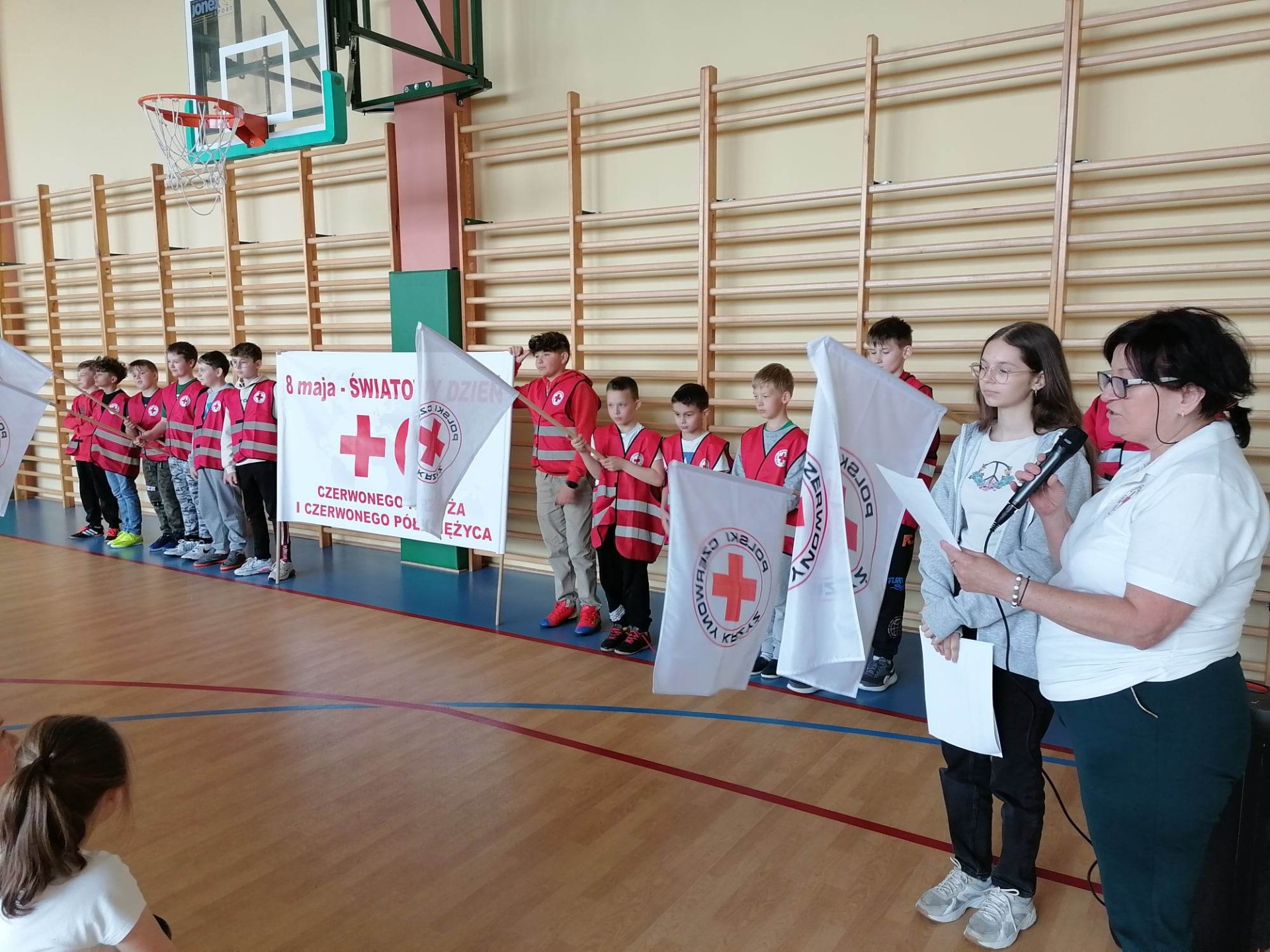 Uczniowie naszej szkoły podczas warsztatów z okazji Światowego Dnia Czerwonego Krzyża i Czerwonego Półksiężyca