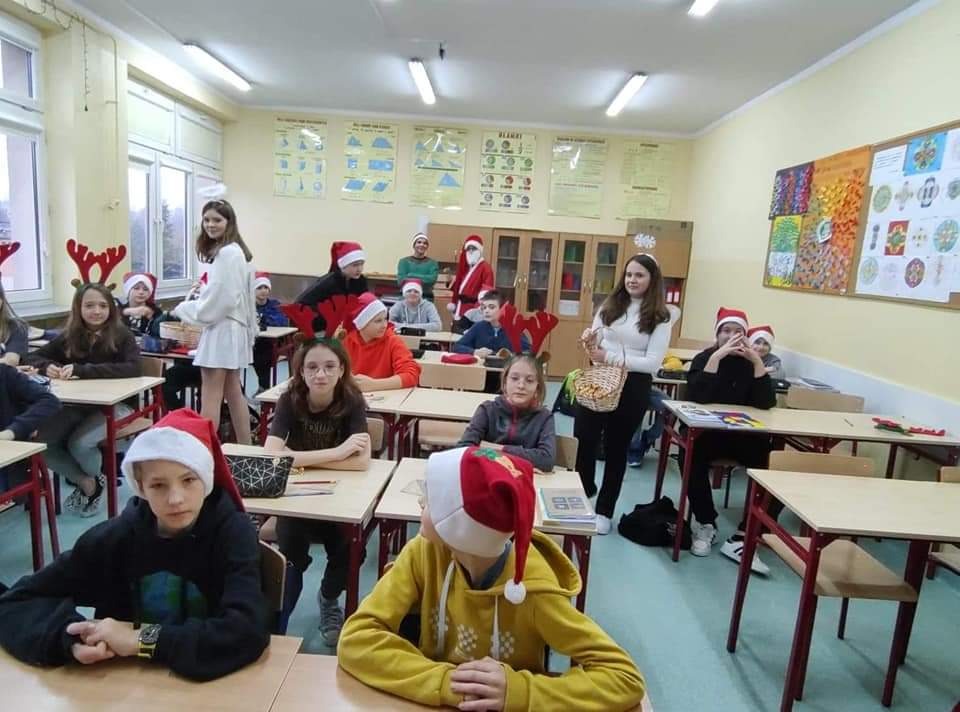 Mikołaje i Śnieżynki odwiedzili klasy 0- 8. Było słodko :) - Obrazek 5