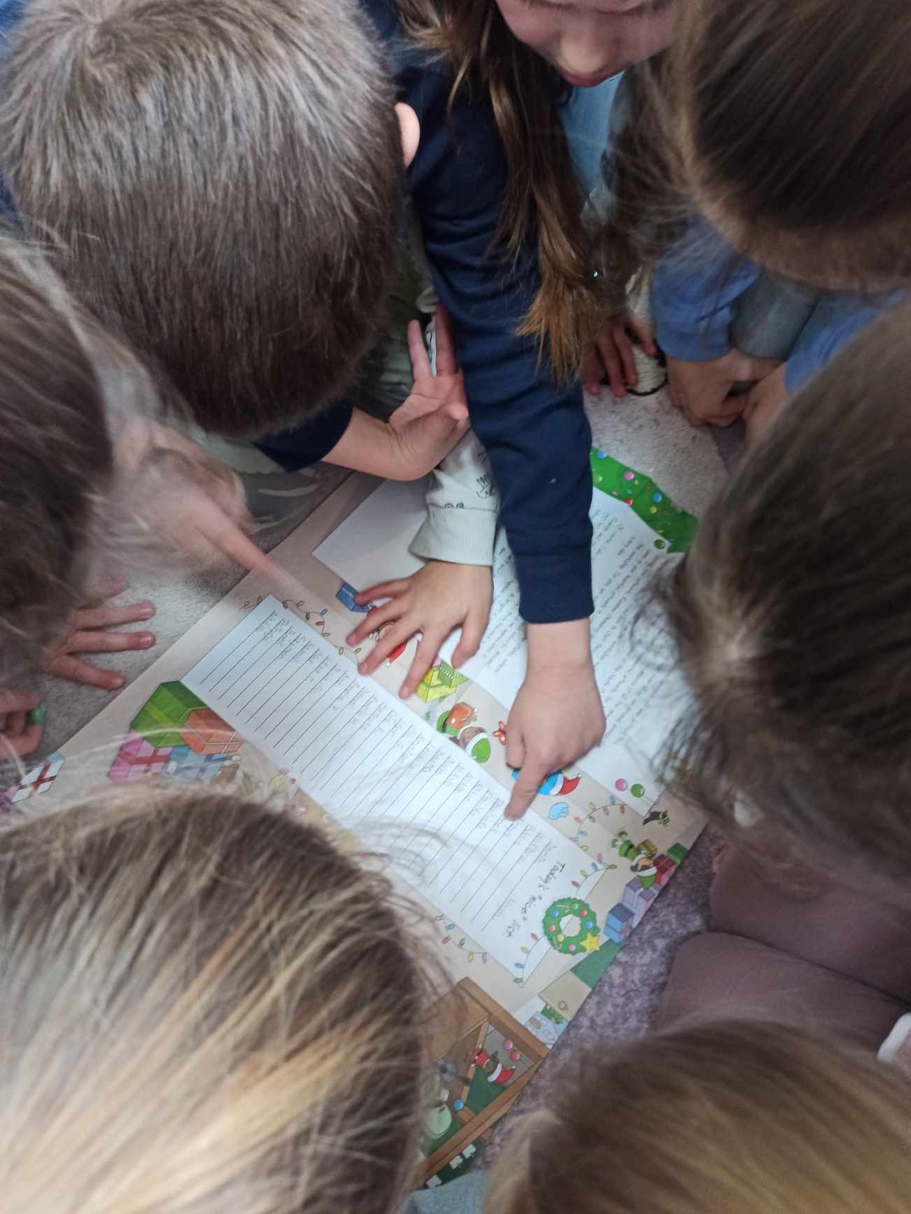 Uczniowie czytają list od  Mikołaja.