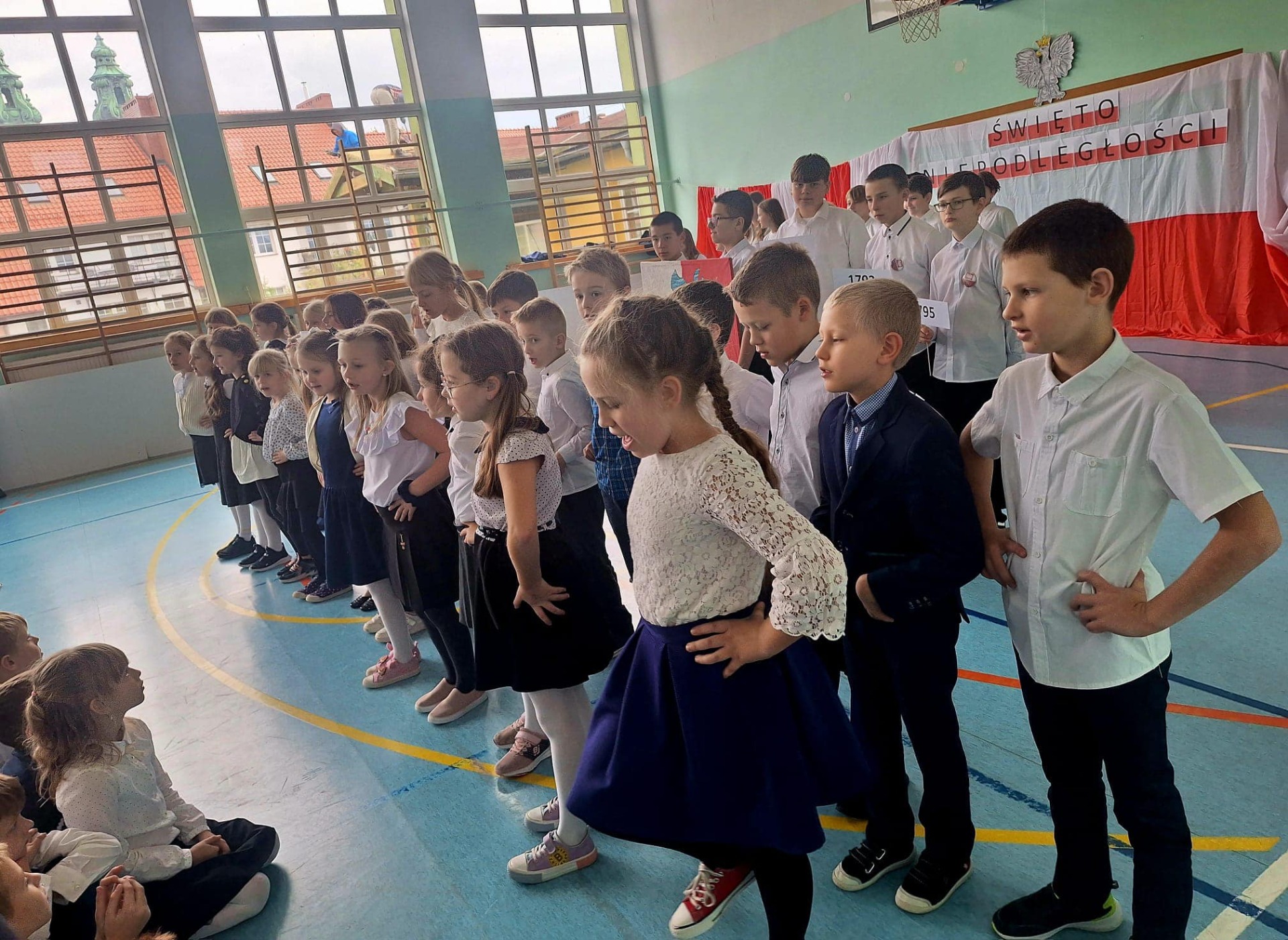 Uczniowie śpiewają podczas apelu