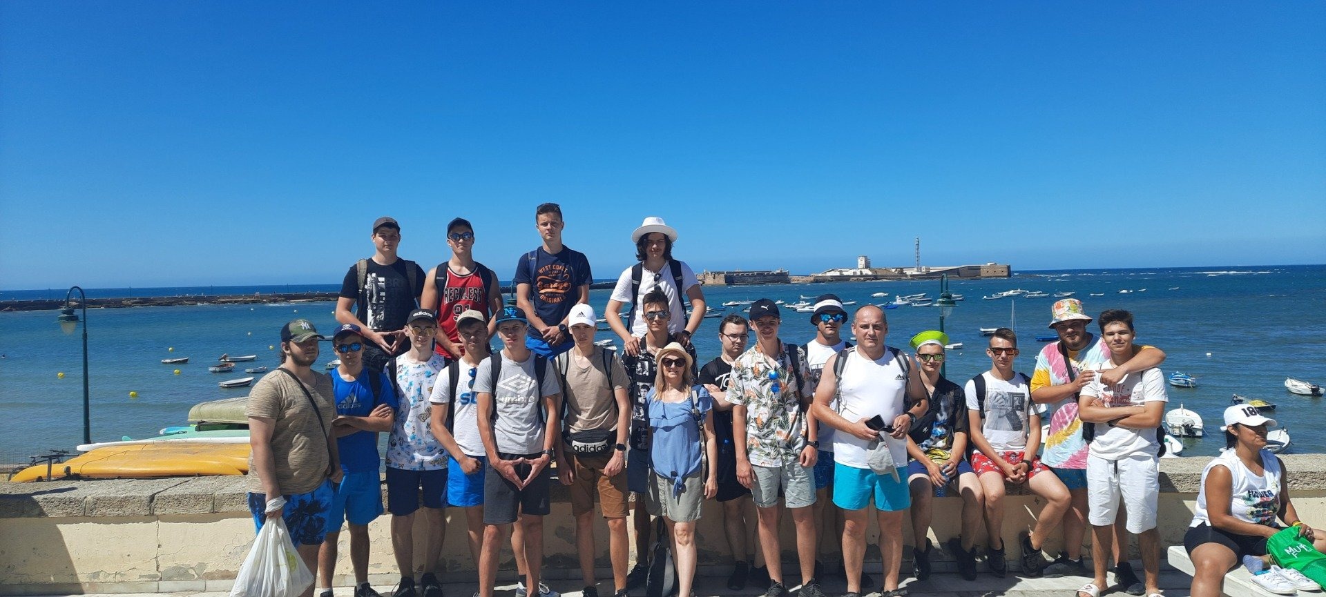 Uczniowie nad morzem w Hiszpanii