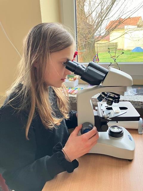 dziewczynka testuje mikroskop