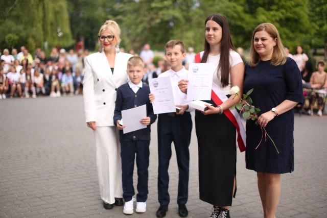 Społecznośc szkolna i rodzice podczas zakończenia roku szkolnego 2022/23.