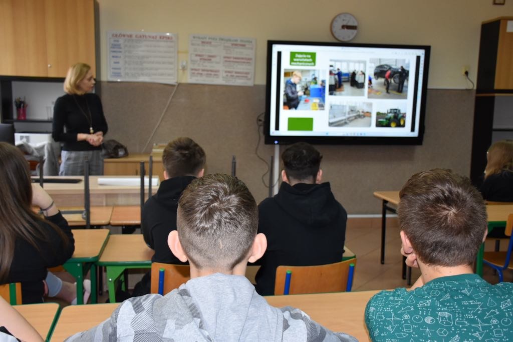 Uczniowie klasy ósmej oglądają prezentację o ofercie szkoleniowej ZS CKR w Starym Lubiejewie.