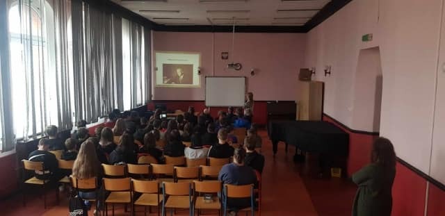 Oglądanie prezentacji na temat biografii M. Golisza przez uczniów klas 7-8