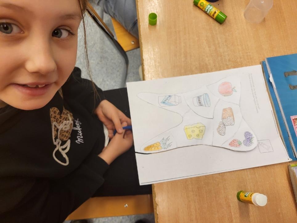 Dzieci rysują plakaty o zdrowiu