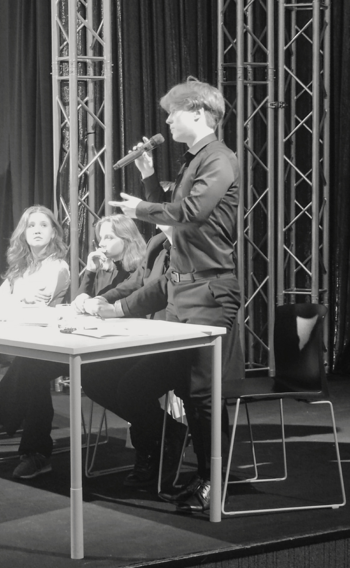 uczniowie Bytnarówki podczas debaty oksfordzkiej w Centrum Dialogu im. Marka Edelmana w Łodzi