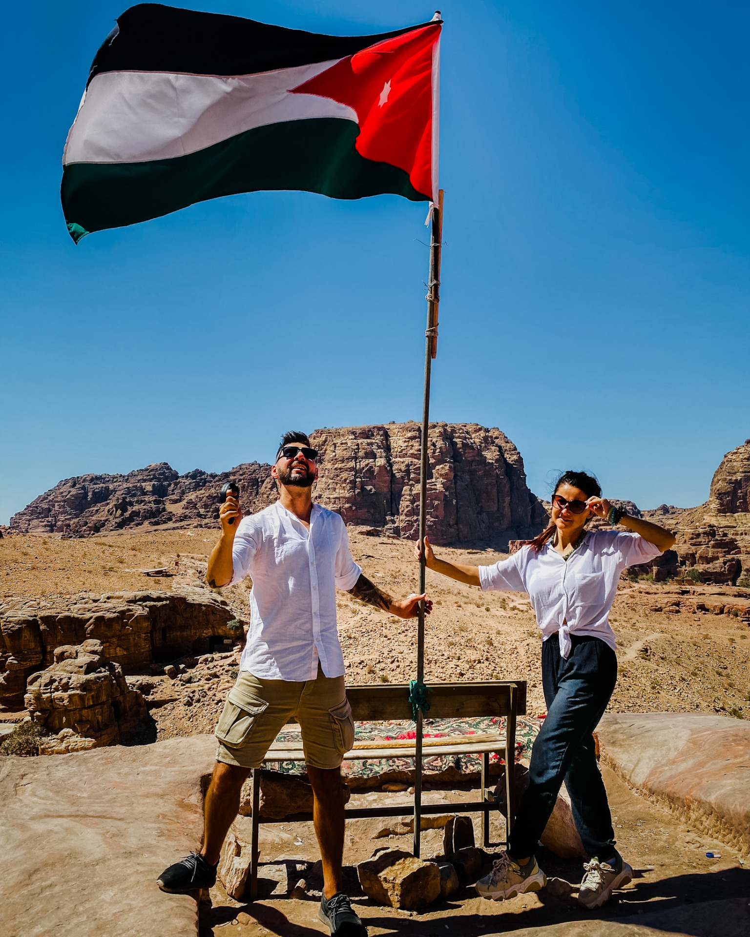 Pani Edyta i Pan Krzysztof trzymają flagę Jordanii.
